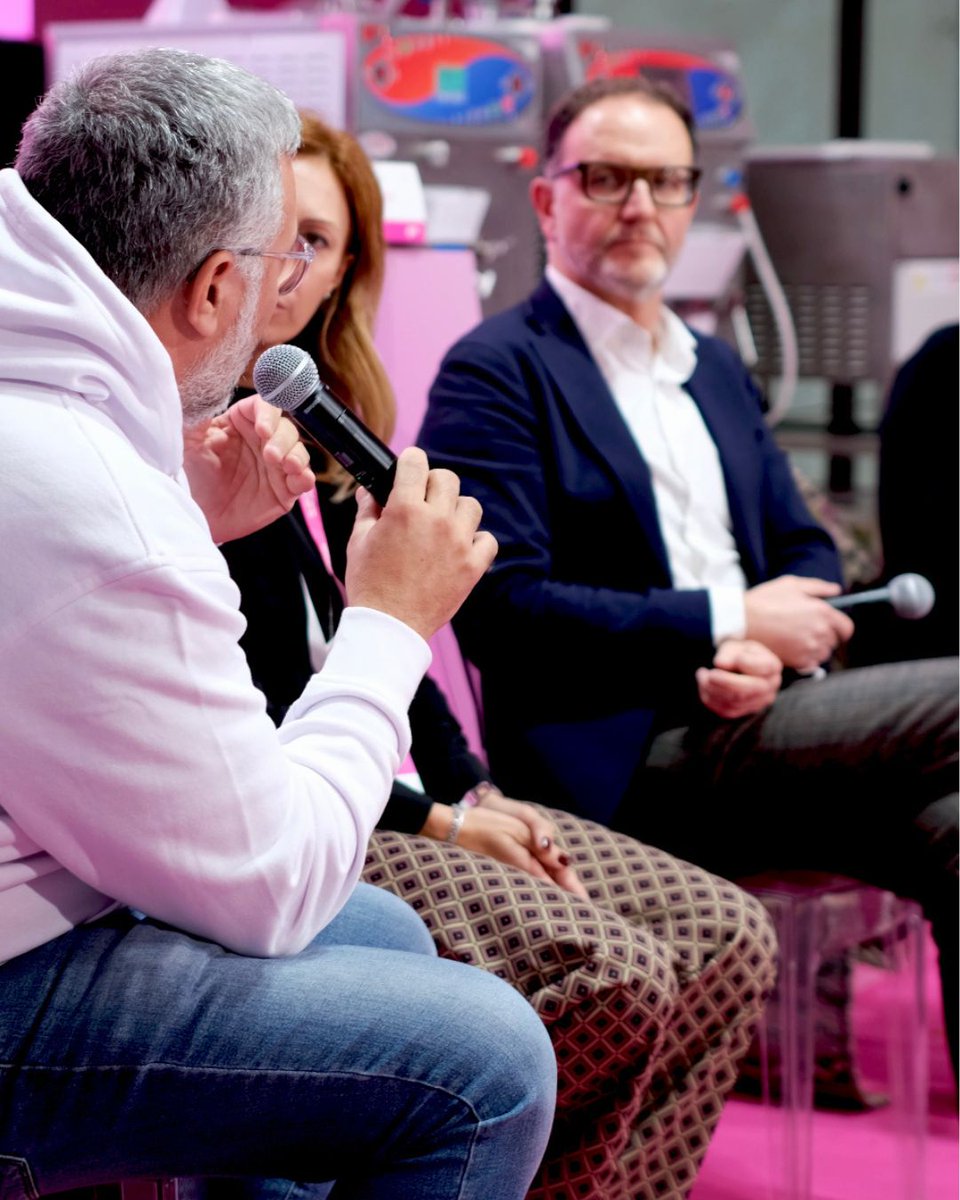 HostMilano tweet media