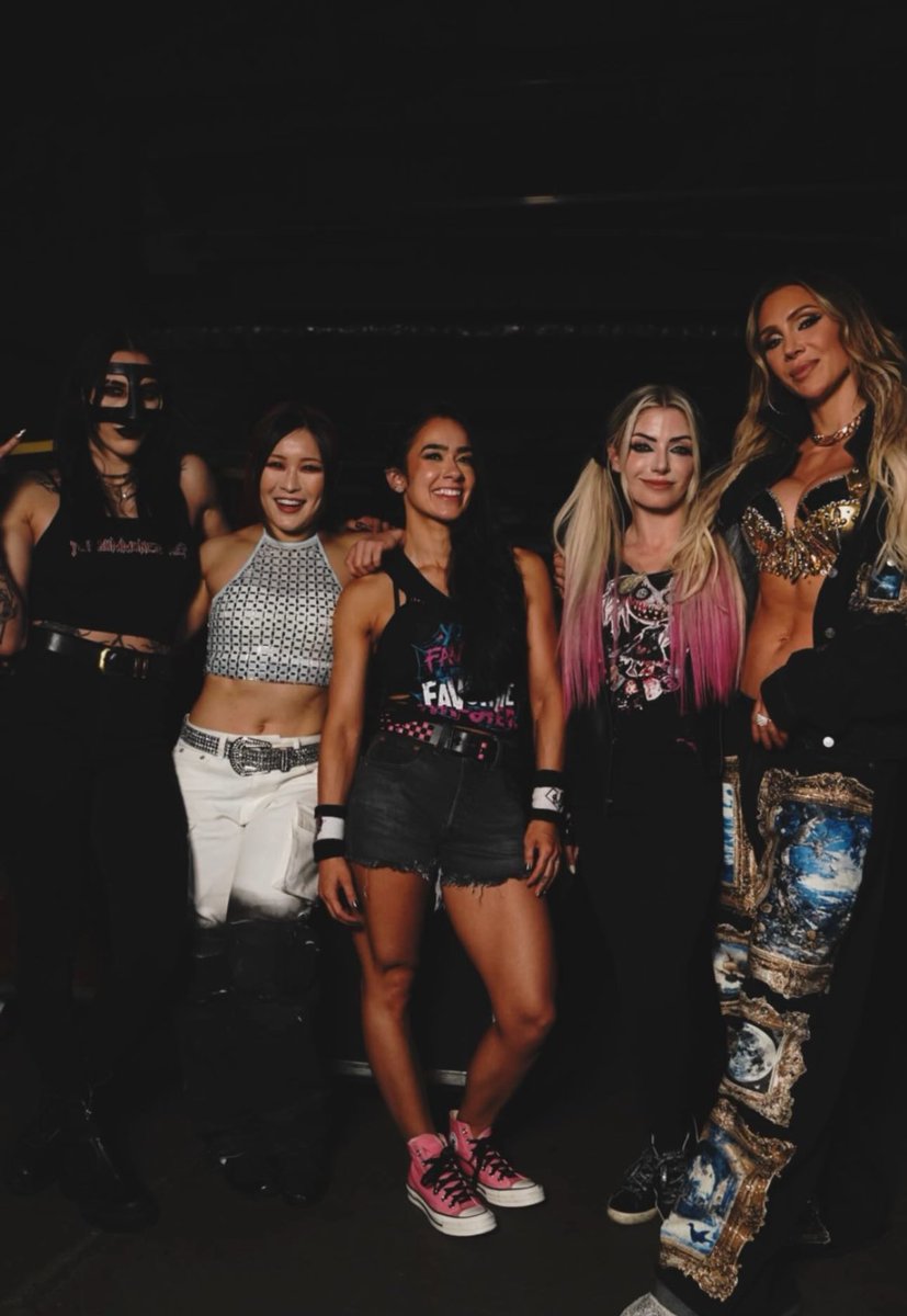 evesauIt's tweet image. BABE WAKE UP CHARLOTTE JUST DROPPED THE PICTURE!!!!!!