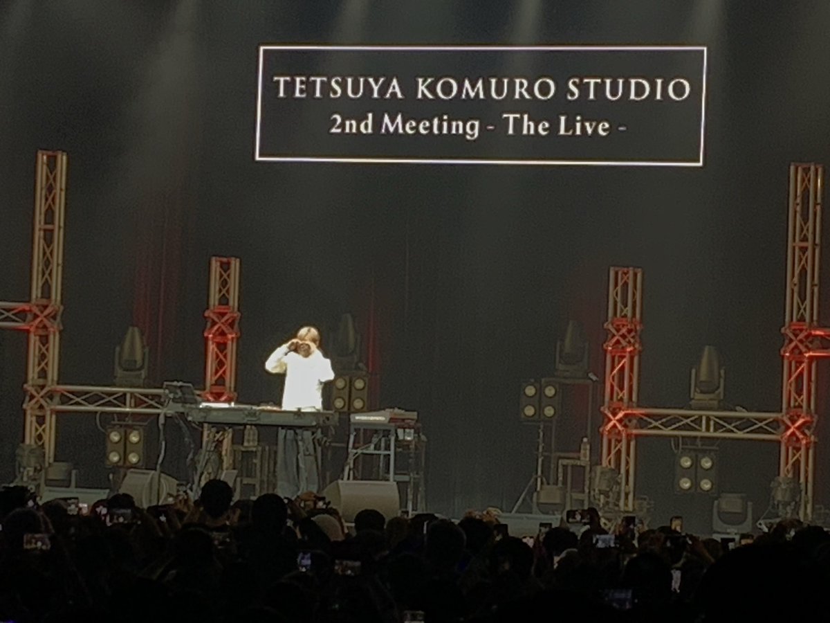 URI_mufc's tweet image. 偶然このハッシュタグを見つけて、みんなの力作✨をのんびりと眺めながら思ったこと

→どんなに小さくても、ピントが合っていなくても、全身が光っちゃっていても、顔の半分しか見えていなくても、どれも「小室さん」だとわかる😌💓

（ご本人にも見て欲しいなぁ🤭）

 #小室哲哉撮るのヘタクソ選手権