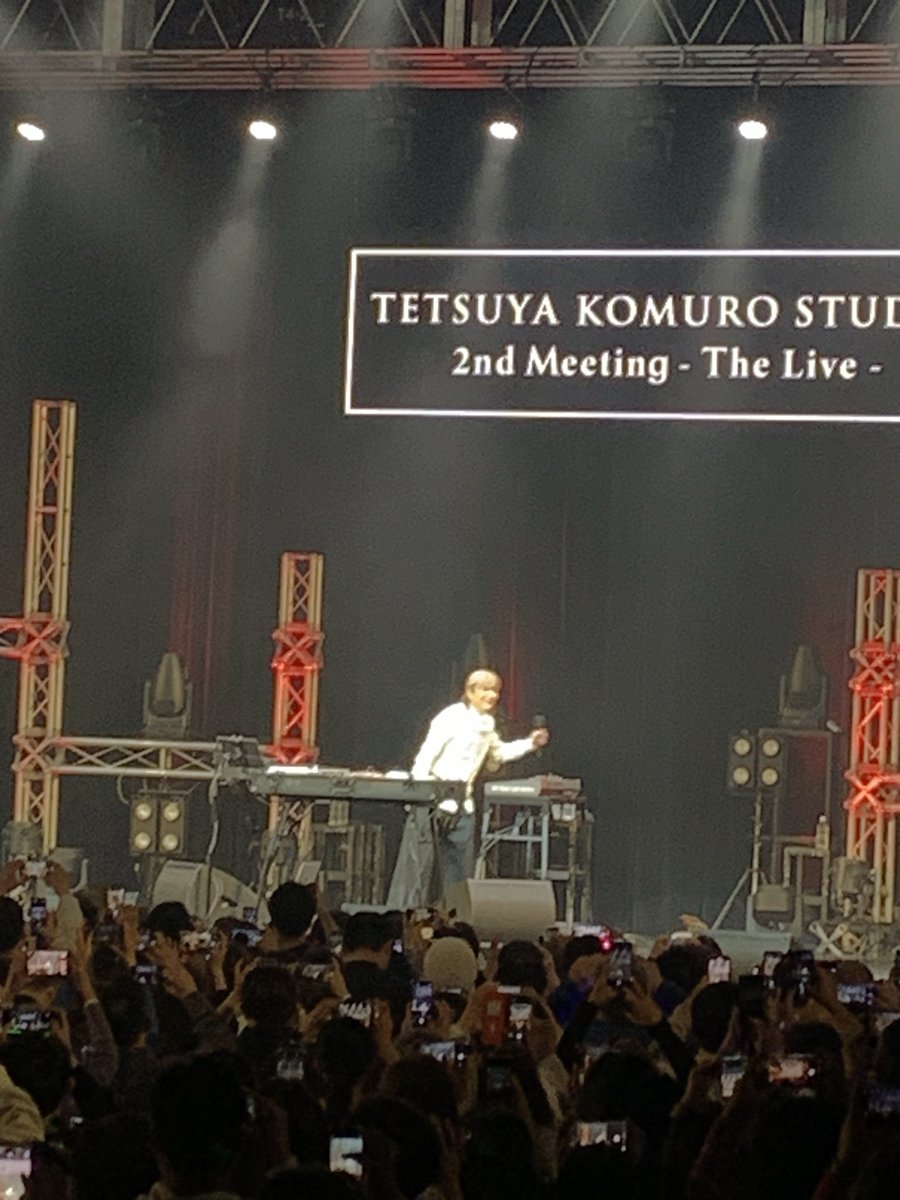 URI_mufc's tweet image. 偶然このハッシュタグを見つけて、みんなの力作✨をのんびりと眺めながら思ったこと

→どんなに小さくても、ピントが合っていなくても、全身が光っちゃっていても、顔の半分しか見えていなくても、どれも「小室さん」だとわかる😌💓

（ご本人にも見て欲しいなぁ🤭）

 #小室哲哉撮るのヘタクソ選手権