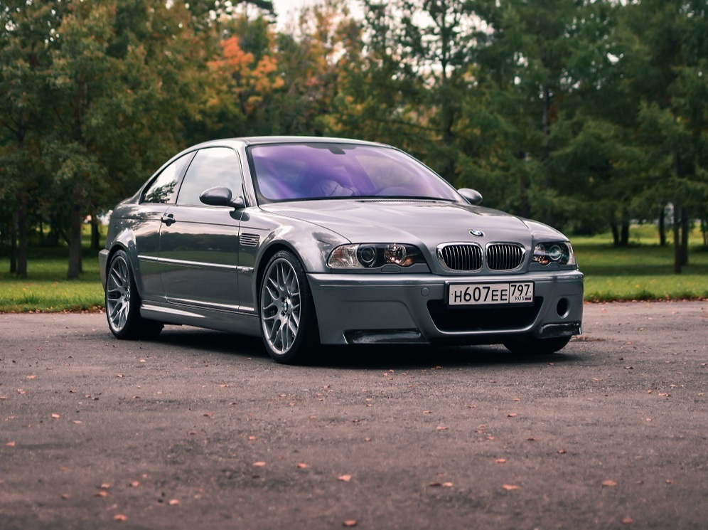 candvbmw's tweet photo. 🧵 1 of 2

🚗💨 2003 #BMW M3 CSL
• 🛠️ Engine: 3.2L S54B32HP inline-6, Bosch Motronic
• 🐎 Power: 360 hp (265 kW) @ 7,900 rpm
• 💪 Torque: 273 lb-ft (370 Nm) @ 4,300 rpm
• ⚙️ Transmission: 6-speed SMG II
• ⏱️ 0-60 mph: 4.5 sec; 0-100 km/h: 4.9 seconds
• 🏎️ Top Speed: 155 mph (250 km/h), electronically limited
• 📅 Production: 1,383 units (2003-2004, European market)
• 🔗 More Info: https://t.co/Qm09HtaeOI

*Note: Features lightweight carbon-fiber roof, front bumper, rear diffuser, thinner rear glass, Alcantara interior, bucket seats, and track-focused suspension.*

#bmwe46m3 #e46m3csl #bmwm3