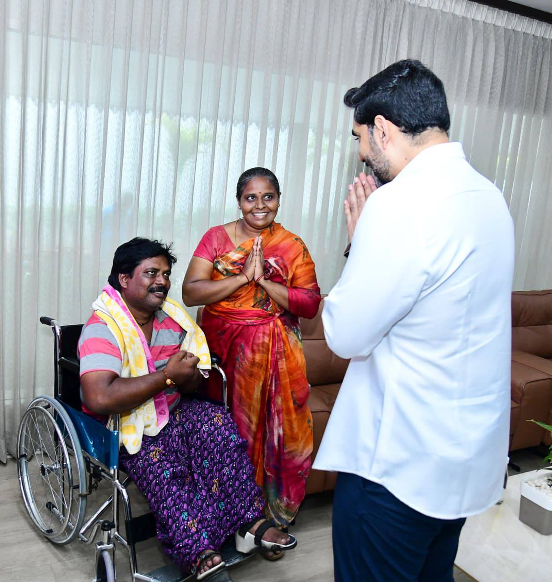 PopcornMedia393's tweet image. రాజ్యాంగ దినోత్సవం సందర్భంగా నిర్వహిస్తున్న స్టూడెంట్ మాక్ అసెంబ్లీకి ఎంపికైన మంగళగిరి విద్యార్థిని కూర్మాల శ్రీ కనకపుట్లమ్మను విద్య, ఐటీ శాఖల మంత్రి నారా లోకేష్ ప్రత్యేకంగా అభినందించారు.
#Naralokesh #MockAssemblyInAP #AndhraPradesh #Mangalagiri #latest #popcornmedia