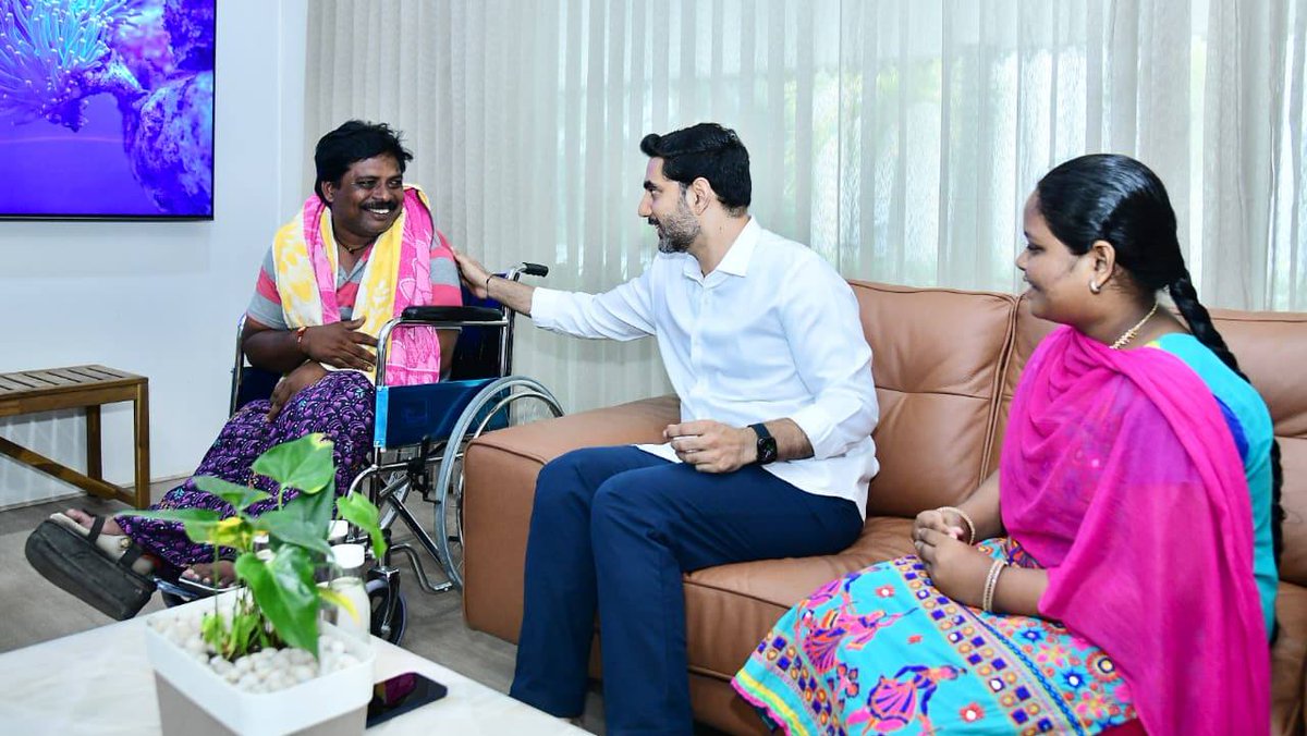 PopcornMedia393's tweet image. రాజ్యాంగ దినోత్సవం సందర్భంగా నిర్వహిస్తున్న స్టూడెంట్ మాక్ అసెంబ్లీకి ఎంపికైన మంగళగిరి విద్యార్థిని కూర్మాల శ్రీ కనకపుట్లమ్మను విద్య, ఐటీ శాఖల మంత్రి నారా లోకేష్ ప్రత్యేకంగా అభినందించారు.
#Naralokesh #MockAssemblyInAP #AndhraPradesh #Mangalagiri #latest #popcornmedia