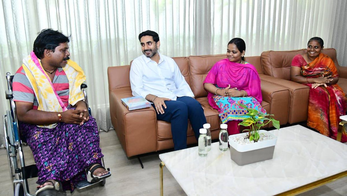 PopcornMedia393's tweet image. రాజ్యాంగ దినోత్సవం సందర్భంగా నిర్వహిస్తున్న స్టూడెంట్ మాక్ అసెంబ్లీకి ఎంపికైన మంగళగిరి విద్యార్థిని కూర్మాల శ్రీ కనకపుట్లమ్మను విద్య, ఐటీ శాఖల మంత్రి నారా లోకేష్ ప్రత్యేకంగా అభినందించారు.
#Naralokesh #MockAssemblyInAP #AndhraPradesh #Mangalagiri #latest #popcornmedia