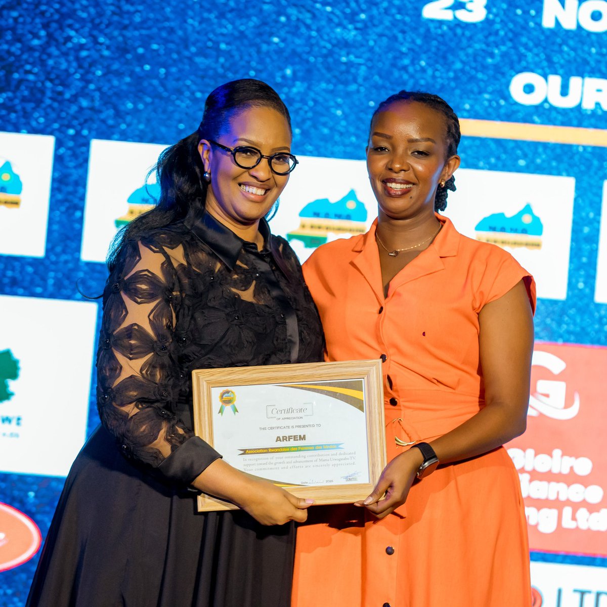 EgidieBibio's tweet photo. This last sunday, I was honored to witness the official launch of @Mamaurwagasabo1 TV, it was again such an honor to receive the award on behalf of all strong & courageous female journalists.

Hanyuma, bear with me, ntiwakwiyumanganya uri kumwe na @ScoviaMutesi (Nyirasenge w’abana igiti) 😂

Mwirirwe!!!