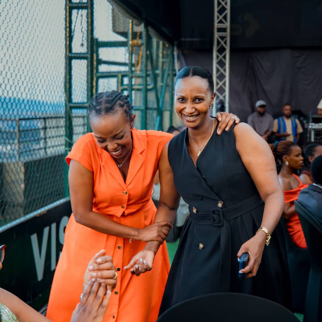 EgidieBibio's tweet photo. This last sunday, I was honored to witness the official launch of @Mamaurwagasabo1 TV, it was again such an honor to receive the award on behalf of all strong & courageous female journalists.

Hanyuma, bear with me, ntiwakwiyumanganya uri kumwe na @ScoviaMutesi (Nyirasenge w’abana igiti) 😂

Mwirirwe!!!