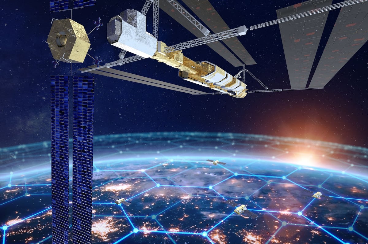 AstrospaceI's tweet photo. L’aumento della domanda di IA generative sta mettendo sotto pressione i #datacenter terrestri, sempre più assetati d’acqua e di energia. Mentre cresce la necessità di trovare nuove soluzioni, lo sguardo dell’industria si sta spostando verso l’idea di portare questi data center in #orbita.

In questo nuovo approfondimento ORBIT vi raccontiamo tutto ciò che sappiamo attualmente sui data center orbitali, su chi li vuole costruire e sul perché vuole farlo.

https://t.co/ijTpnsncnA