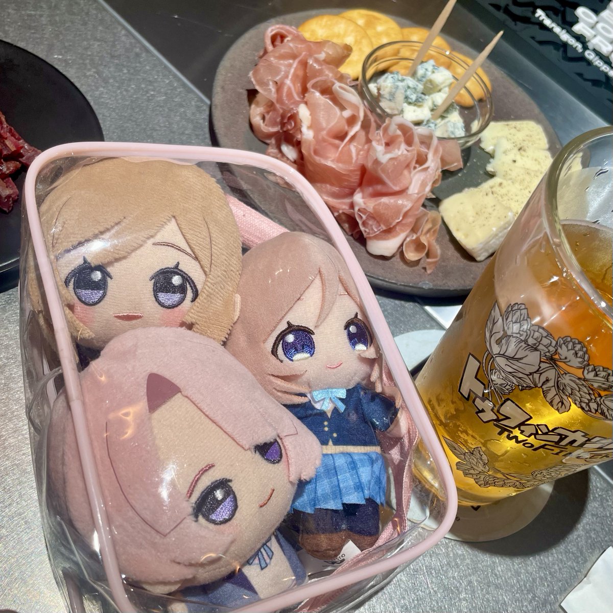 taskits2's tweet image. お姉ちゃんズ、麻央くん、池袋戻ってきて倉本さんのPさんとおビールだよ…移転後に来るのは初めてだね… #初星学園ぬいぬい部