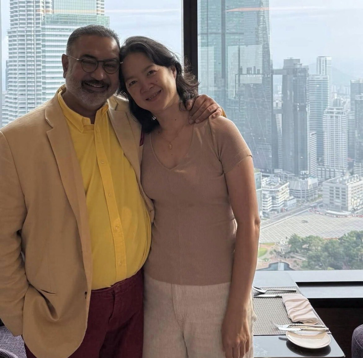 Graphite1X's tweet image. Londyn serial oryginalny. 57 letni Malezyjczyk założył zegarek wart 💷 100 koła, wysiadł z samochodu, dostał lepe od obywateli 3 świata po czym zabrali mu zegarek 😂! “Żona zachowała się jak prawdziwa lwica, wymachiwała torebką”