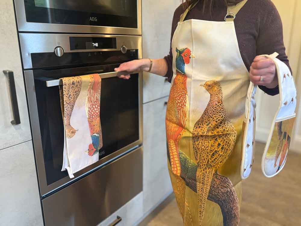 RobertEFuller's tweet image. Serve up in style with aprons and oven gloves featuring my wildlife paintings
👉robertefuller.com/collections/ap…