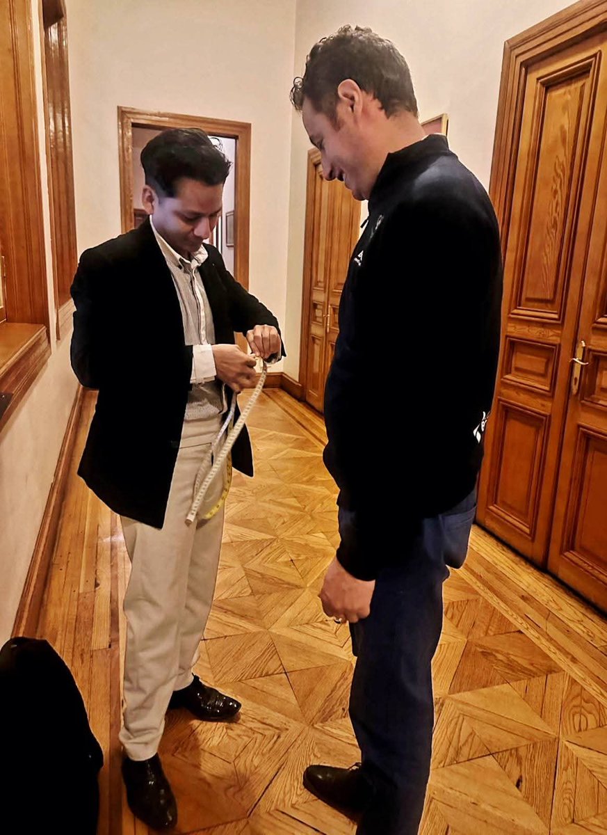 Cada vez está mas parecido, llama a su sastre a Vicepresidencia, para tomarle medidas y confeccionarle otros trajecitos
En serio? Querian esto? Y donde quedo el humilde? El del pueblo como todos
Que siga usando sus camisetas deportivas esas van bien con su personalidad nefasta 🤬