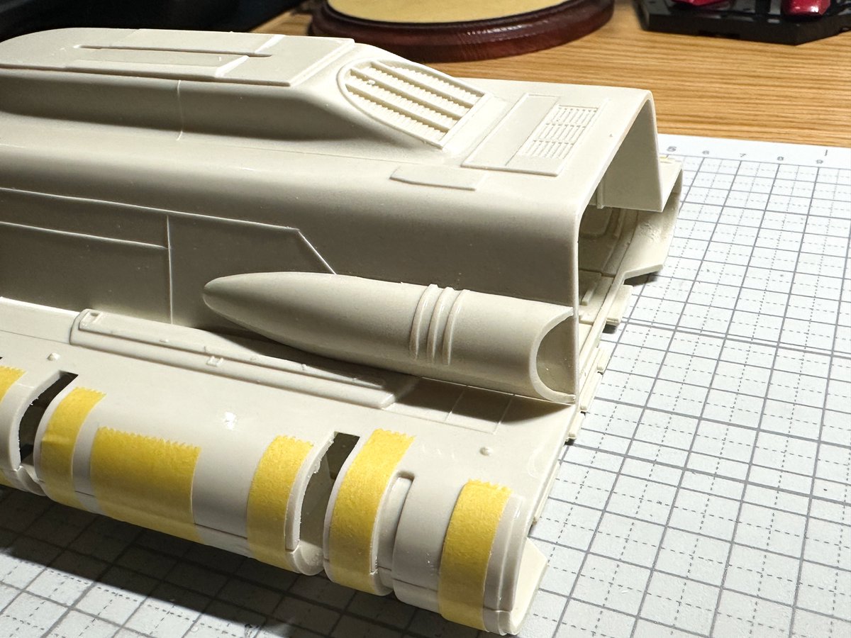 Ani_Kuzunishi's tweet image. タラップの稼働ギミックはサクッとオミット。ディテール的にも縞模様が刻まれているだけなのでプラ板で作り直した。機体左右もインテークに沿ってラウンドしてるはずが直線なので削り込んで再現。案外イジる箇所が多いなあ。。
#mpc #ShuttleTydirium #StarWars