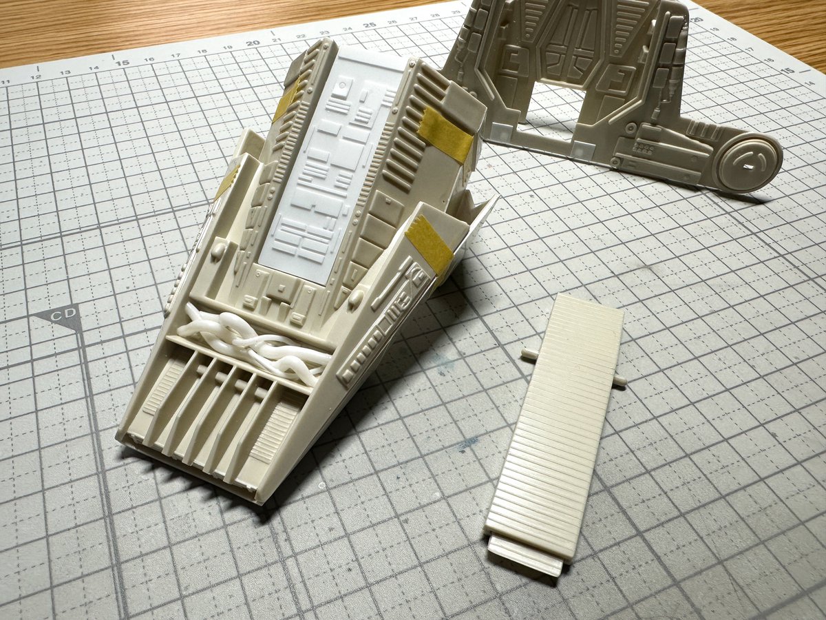 Ani_Kuzunishi's tweet image. タラップの稼働ギミックはサクッとオミット。ディテール的にも縞模様が刻まれているだけなのでプラ板で作り直した。機体左右もインテークに沿ってラウンドしてるはずが直線なので削り込んで再現。案外イジる箇所が多いなあ。。
#mpc #ShuttleTydirium #StarWars