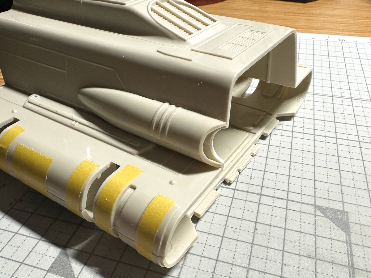 Ani_Kuzunishi's tweet image. タラップの稼働ギミックはサクッとオミット。ディテール的にも縞模様が刻まれているだけなのでプラ板で作り直した。機体左右もインテークに沿ってラウンドしてるはずが直線なので削り込んで再現。案外イジる箇所が多いなあ。。
#mpc #ShuttleTydirium #StarWars