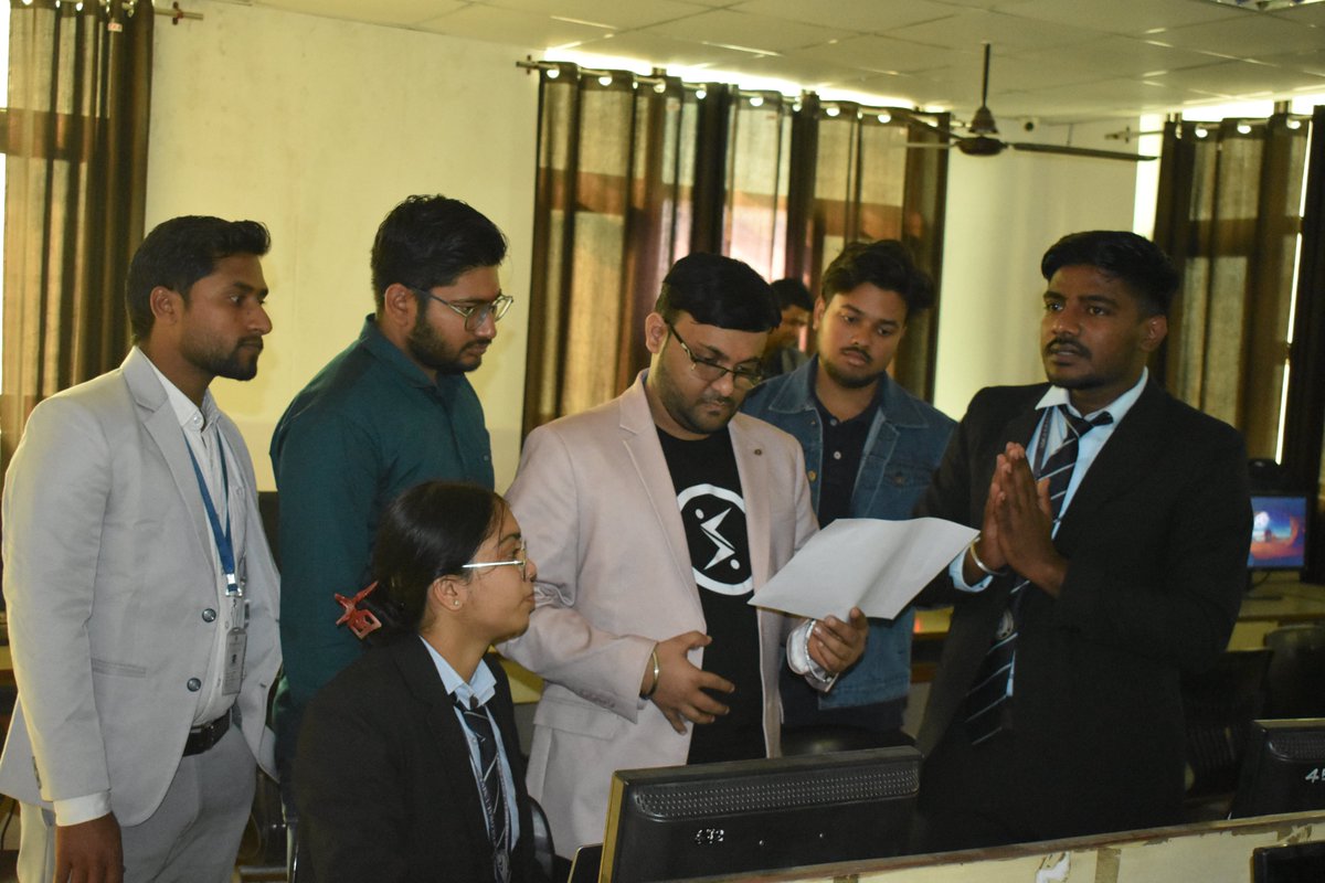 HackIndiaXYZ's tweet image. On-ground, sleeves rolled up and fully locked in, the HackIndia team was right there with every builder, unblocking, guiding, and pushing projects to the finish line. This is what real community looks like. Pre-HackIndia wasn’t just an event, it was execution, energy, and…