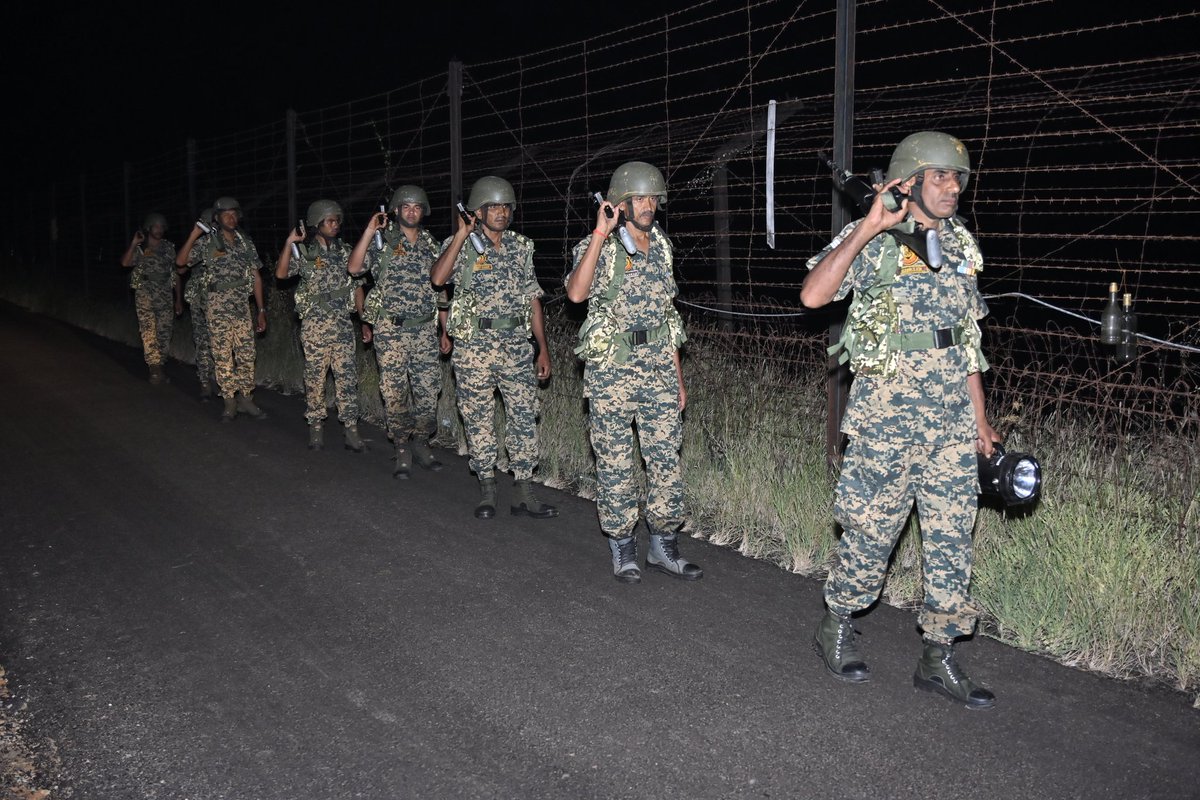 BSF_Gujarat's tweet image. &quot;𝐖𝐡𝐞𝐧 𝐭𝐡𝐞 𝐧𝐢𝐠𝐡𝐭 𝐠𝐫𝐨𝐰𝐬 𝐜𝐨𝐥𝐝𝐞𝐫 𝐚𝐧𝐝 𝐝𝐞𝐞𝐩𝐞𝐫,
𝐓𝐡𝐞 𝐛𝐨𝐫𝐝𝐞𝐫 𝐰𝐚𝐫𝐫𝐢𝐨𝐫 𝐠𝐫𝐨𝐰𝐬 𝐞𝐯𝐞𝐧 𝐦𝐨𝐫𝐞 𝐚𝐥𝐞𝐫𝐭.&quot;

सीमा सुरक्षा बल - सर्वदा सतर्क।
 #FirstLineofDefence 
#NationFirst
#BSF