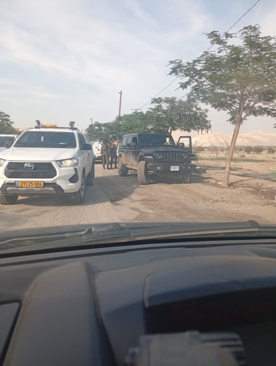 the_andrey_x's tweet image. This is the only picture of Ayman&apos;s arrest.

In the center you can see Ayman detained by soldiers. To the left is a car of settler security. The army arrived when the settlers called them. 

Ayman was kidnapped by the army to please the settlers, and is held in a concentration…