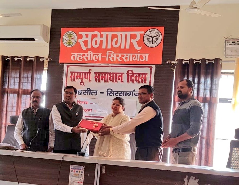 Deo_Firozabad's tweet image. 99-विधानसभा सिरसागंज के बूथ संख्या-300, कंपोजिट विद्यालय नगला हरवंश की बी.एल.ओ. नीता शर्मा द्वारा 100% गणना प्रपत्रों का समय से पूर्व डिजिटाइजेशन कर दिया गया है। निर्धारित समय से पहले सभी प्रपत्र डिजिटाइज्ड किए जाने पर उन्हें उपहार भेंट कर सम्मानित किया गया है। @ceoup @InfoDeptUP