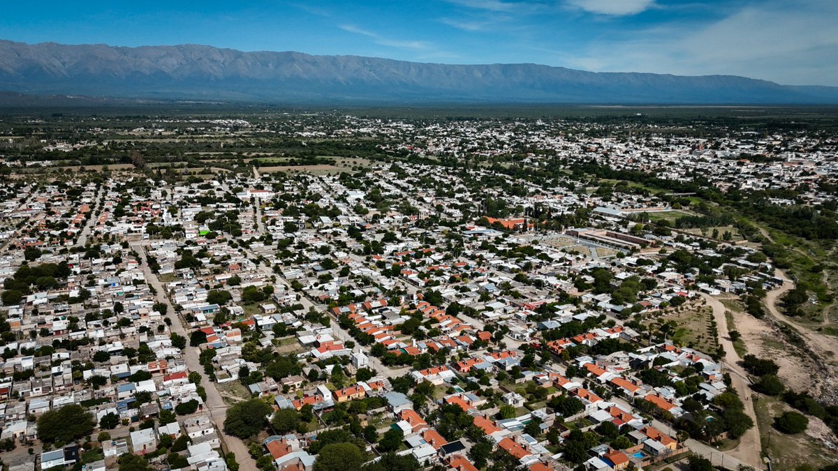 gobdecordoba's tweet image. 👏🏼 El gobernador @MartinLlaryora visitó la localidad de #VillaSarmiento y anunció la construcción de un puente vado que conectará a esa localidad del departamento #SanAlberto con #VillaDolores.

🚧👷 Esta #obra es clave para mejorar la transitabilidad y #seguridad de la zona,