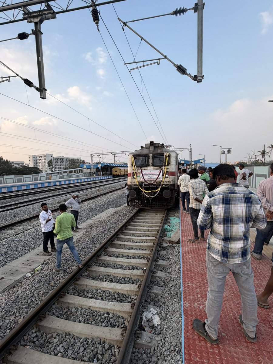 shaamblr's tweet photo. @NatarajanYDM4 - WAP7 getting decked up for speed trail at Belandur :)

@ChristinMP_ @ever_pessimist @naveenmzs @Suchithkidiyoor https://t.co/E5mGlxKtRr