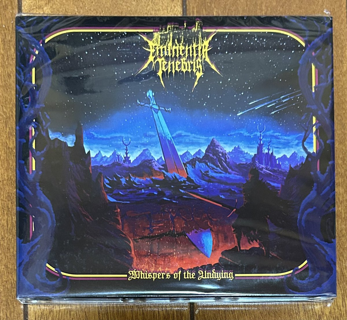 フランスメロディックブラック
Eminentia Tenebrisの新譜（4th）が
リリース後4ヶ月経過でやっと届きました！
素晴らしかった前作を引き継ぎ、今作も心に刺さるメロディと素晴らしきAtmos空間でたまらん一品でございます😍
今年ベスト級の一枚かと😍