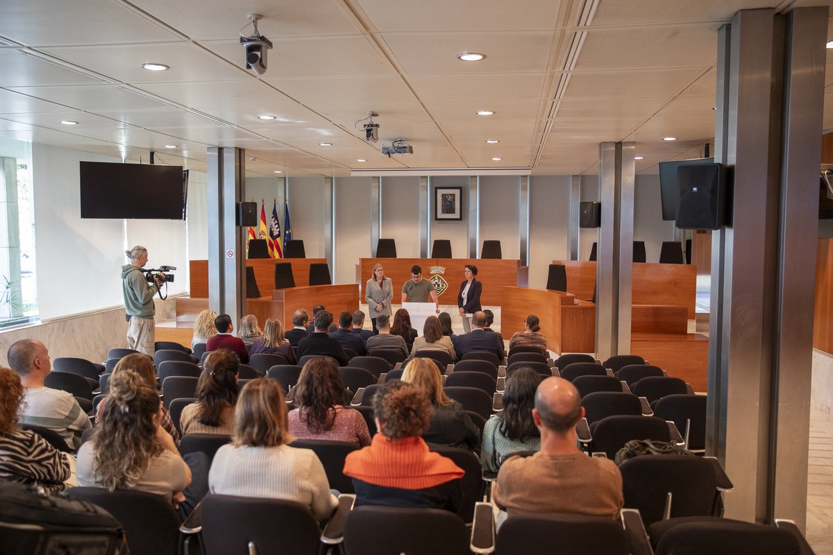 💜 Lectura de manifest i minut de silenci a la seu del Consell Insular d'Eivissa per commemorar aquest 25 de novembre el Dia Internacional per a l'eliminació de la violència contra les dones amb el lema 'Alça la veu davant la violència contra les dones'.