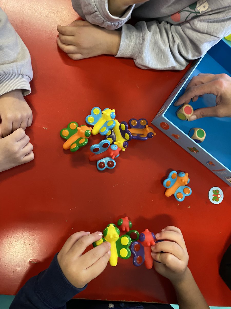 Quand les parents découvrent le travail autour des #jeux collectifs 
Quinzaine de l’ #ecole #maternelle avec #ageem <a href="/AGEEM_National/">AGEEM National</a> 
Bravo à Fabienne et Helena !