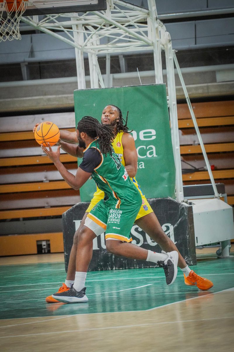 CBPHuesca's tweet photo. 📸 Algunos momentos del Lobe Huesca La Magia vs. C.B. Getafe de la Jornada 8.🏀
Seguimos avanzando y luchando por dar el salto. 💚🤍
📸 Fotógrafo: @StvDeporte
#lobehuescalamagia #cbgetafe #baloncestohuesca #segundafeb #clubbaloncestopeñas #elsextojugador #jornada8 https://t.co/QNFkKzZUYx