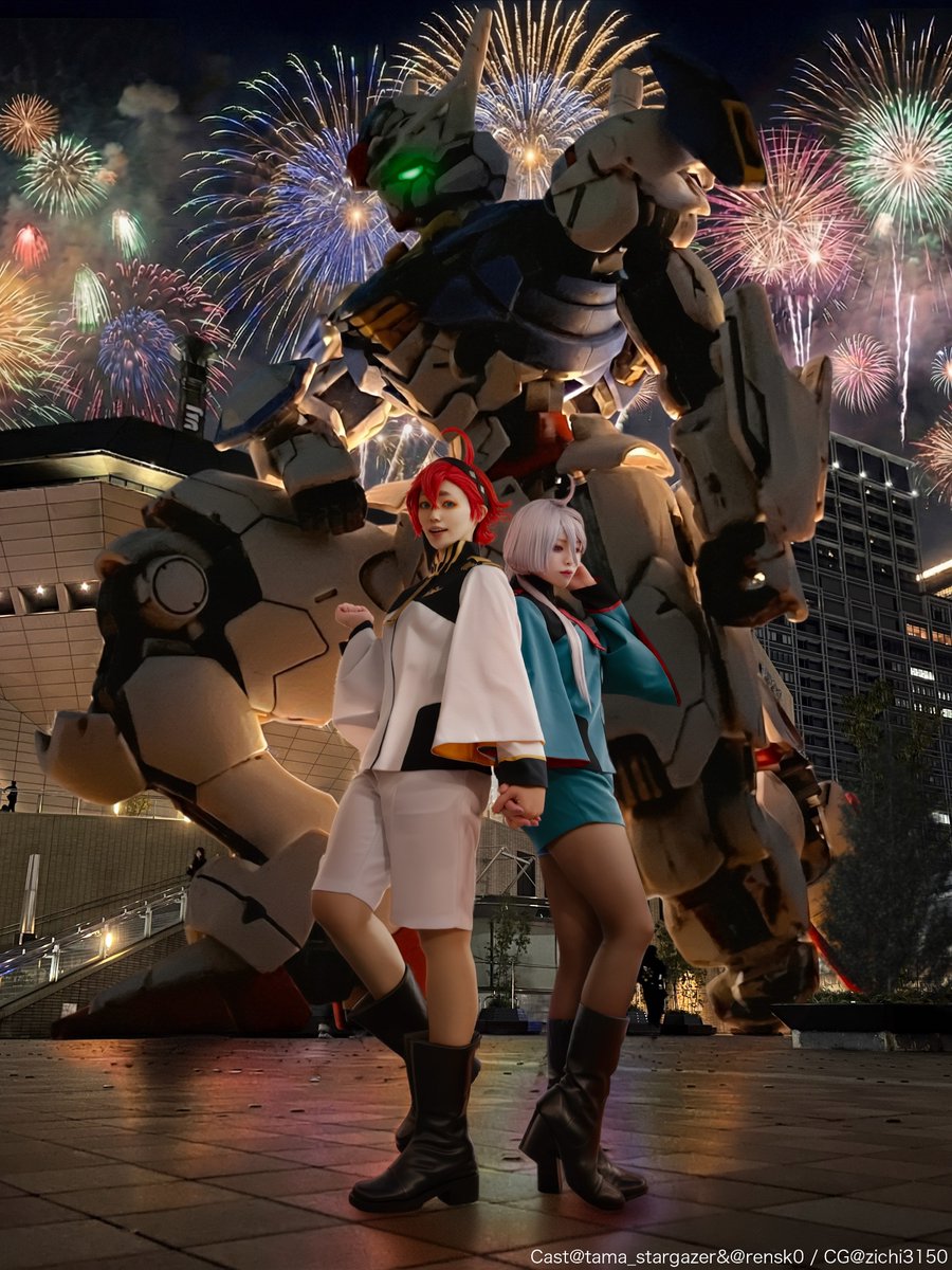 tama_stargazer's tweet image. #スレミオ × エアリアル × 花火 ✨

うすたまさんが
私達とエアリアルを一緒にして下さいました💖

SuleMio meets Gundam Aerial under a dazzling fireworks sky.

スレッタ：@rensk0
ミオリネ：珠
Photo：@khanda0010
CG：@zichi3150

#水星の魔女 #ガンプラ #SuleMio #Cosplay #コス博