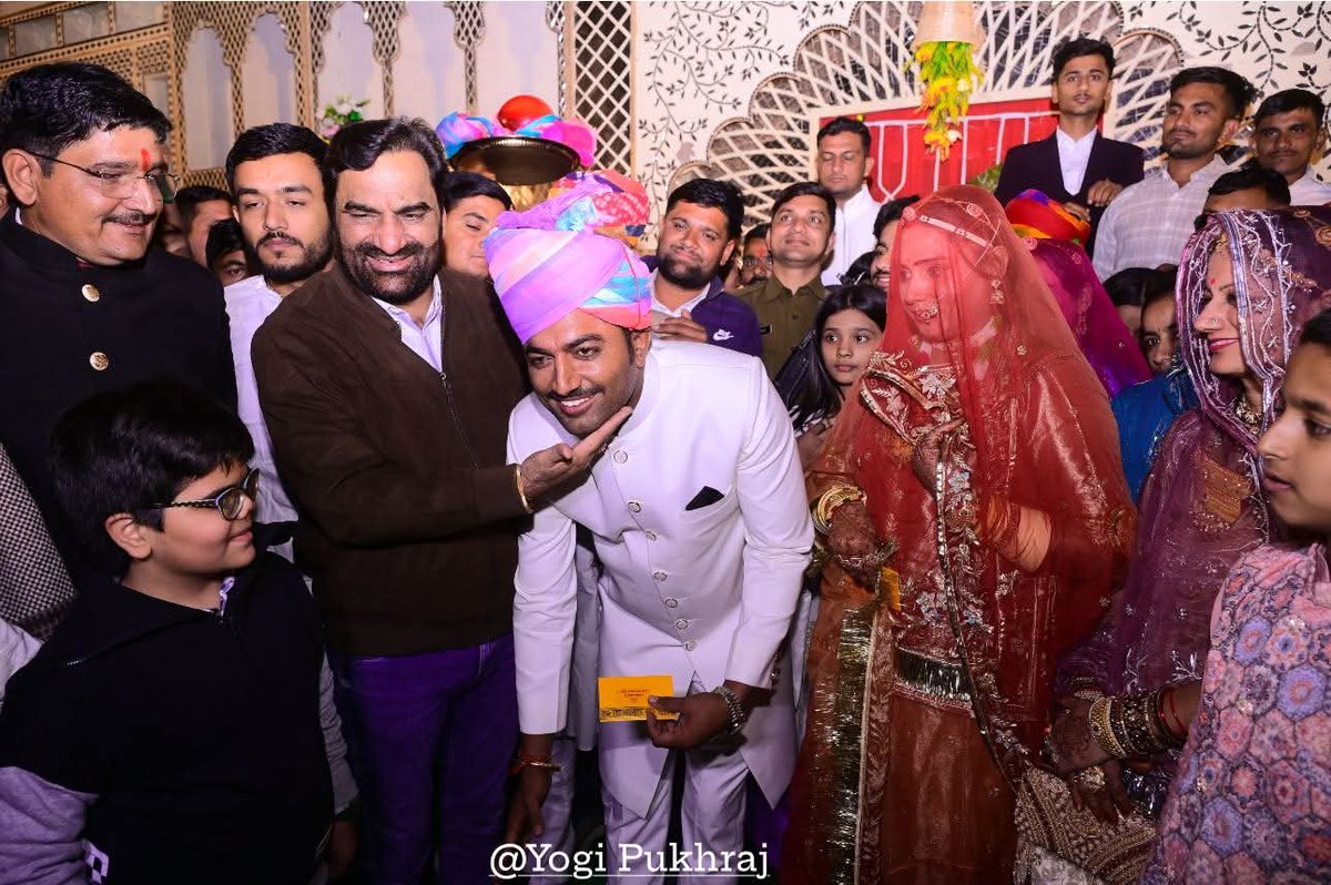 बस आप मुस्कुरा दो तबीयत खुश हो जाती है 
मैने सारे शहर में ढूंढा हकीम आप जैसा नहीं मिला <a href="/hanumanbeniwal/">HANUMAN BENIWAL</a> <a href="/DoliThansingh/">Than Singh Doli</a>