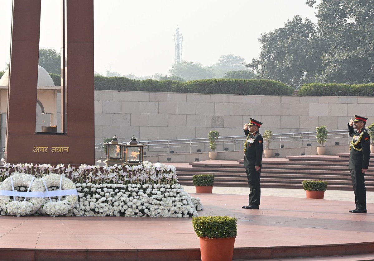 adgpi's tweet photo. In a solemn ceremony, #GeneralUpendraDwivedi, #COAS, laid a wreath at the National War Memorial, #NWM, New Delhi, paying homage to the #Bravehearts who made the supreme sacrifice during #OperationPawan.

Joining him in honouring the fallen, Major General Ashok K Mehta (Retd), Lieutenant Colonel Atul Kochar, MVC (Retd) and Mrs Uma Parameswaran, wife of Major Ramaswamy Parameswaran, PVC (Posthumous), also laid wreaths. 

Several serving personnel, veterans and ladies were present during the event and paid their heartfelt tributes, standing in collective remembrance of the heroes and their indelible sacrifice.

#IndianArmy 
@DefenceMinIndia
@SpokespersonMoD
@HQ_IDS_India 
@OfficialAwwa 
@DIAV20