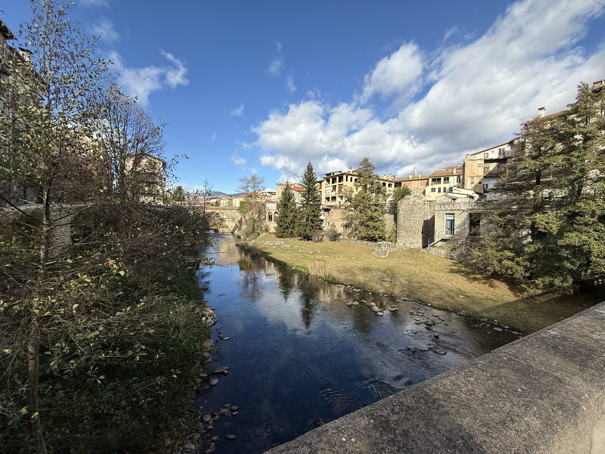 LEST64's tweet image. De pas per Ripoll, no he vist a la meva presidenta, @orriolsderipoll pero que bonic es el seu poblet.