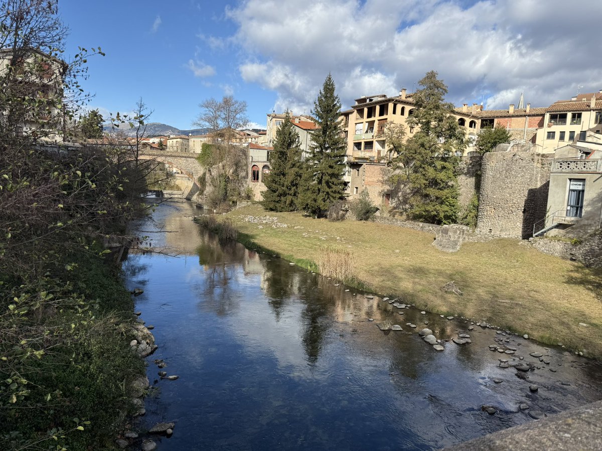 LEST64's tweet image. De pas per Ripoll, no he vist a la meva presidenta, @orriolsderipoll pero que bonic es el seu poblet.