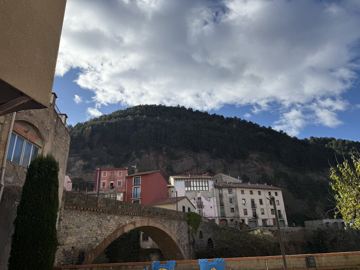 LEST64's tweet image. De pas per Ripoll, no he vist a la meva presidenta, @orriolsderipoll pero que bonic es el seu poblet.