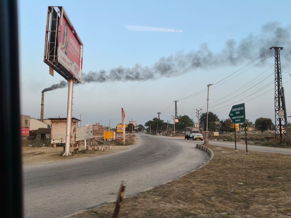 Bhajan lal sharma ne jaipur walo ke liye oxygen ki factory lagyi h(rignus to jaipur highway)| jab pura north india air pollution ka samne kar raha h.ye nikame neta log inko bhi band nahi karwa sakte <a href="/BhajanlalBjp/">Bhajanlal Sharma</a> #AirPollution #Jaipur #Ringus