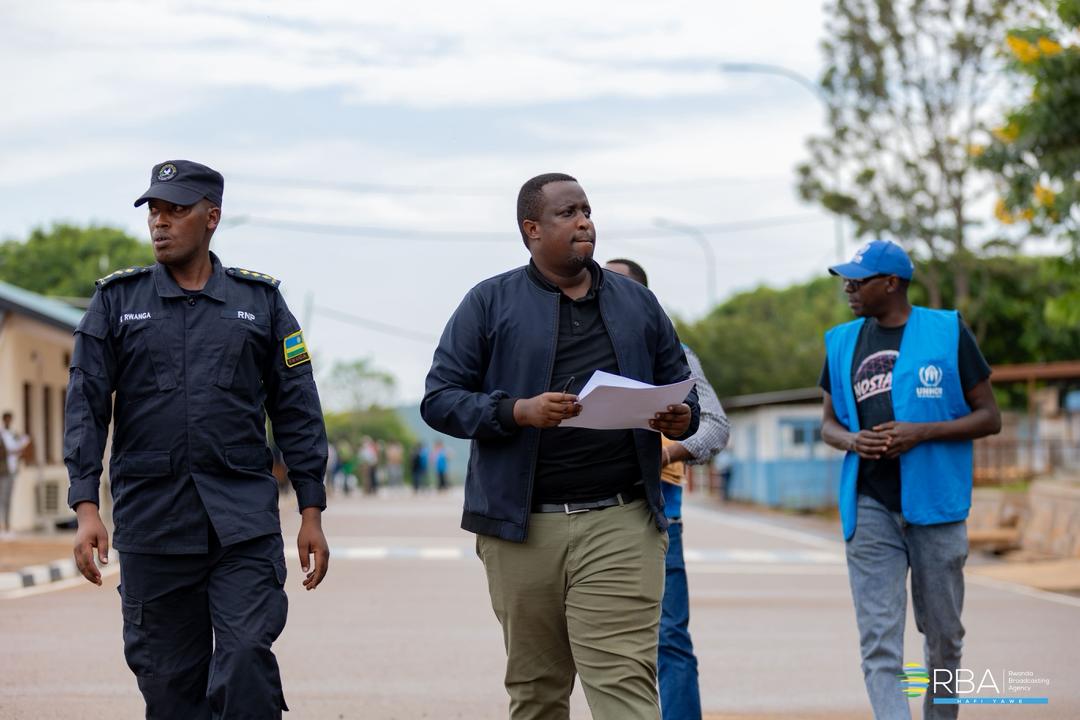 🚨AMAKURU MASHYA🚨

Abarundi 115 barimo 107 babaga mu Nkambi ya Mahama mu Karere ka Kirehe n’abandi 8 babaga mu Mujyi wa Kigali, basubiye mu gihugu cyabo banyuze ku Mupaka wa Nemba wo mu Karere ka Bugesera, uhuza u Rwanda n’u Burundi. 

Impunzi z’Abarundi zatashye ziganjemo