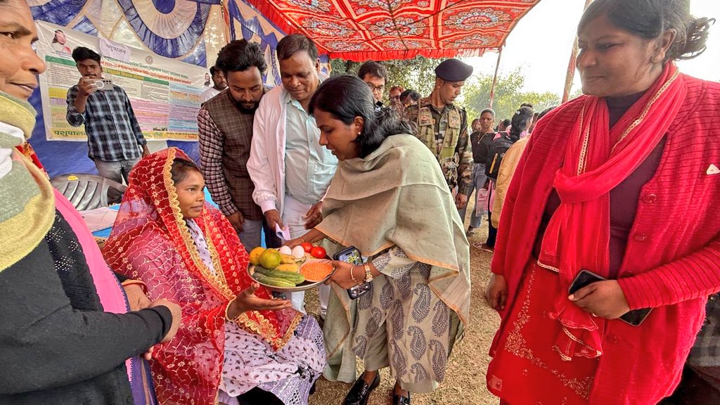 "सेवा का अधिकार सप्ताह" के तहत खूँटी के मुरही पंचायत में आयोजित शिविर का निरीक्षण की। विभागीय स्टॉलों का अवलोकन कर प्राथमिकता के आधार पर समस्याओं के समाधान एवं आवेदनों के निष्पादन के निर्देश दिए।
<a href="/JharkhandCMO/">Office of Chief Minister, Jharkhand</a>
<a href="/prdjharkhand/">IPRD Jharkhand</a>
