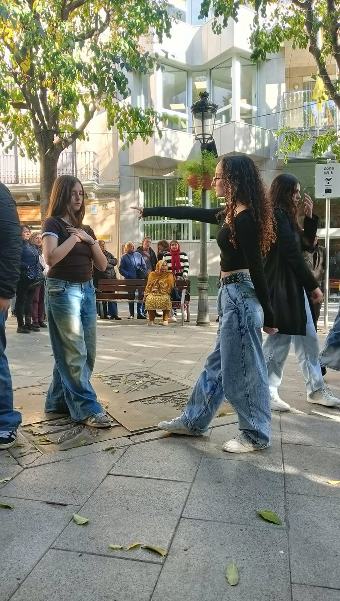 esparreguera's tweet photo. ♀️ L'acte ha comptat amb la participació del professorat de l' @EscolaLesArts, amb la interpretació musical de l'"Àliga negre", i de l'alumnat de l'@Inselcastell i @INSElCairat amb la coreografia "No és cap broma" i l'actuació "Una flor per al record" #25N https://t.co/wVywk0moCb