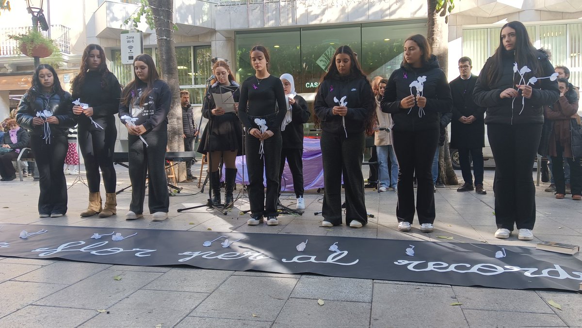 esparreguera's tweet photo. ♀️ L'acte ha comptat amb la participació del professorat de l' @EscolaLesArts, amb la interpretació musical de l'"Àliga negre", i de l'alumnat de l'@Inselcastell i @INSElCairat amb la coreografia "No és cap broma" i l'actuació "Una flor per al record" #25N https://t.co/wVywk0moCb