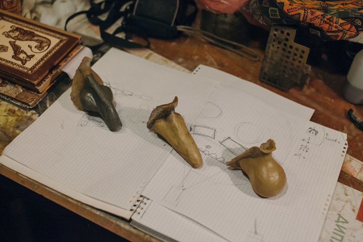 prokyiv_media's tweet image. У Києві, внаслідок російського обстрілу, загинув Вадим Тупчій, бутафор «Шоу довгоносиків»

У ніч на 25 листопада шахед потрапив у його квартиру. Тупчій створював легендарні носи й декорації для шоу, майстрував реквізит для фільмів і театрів

Фото: Бабель