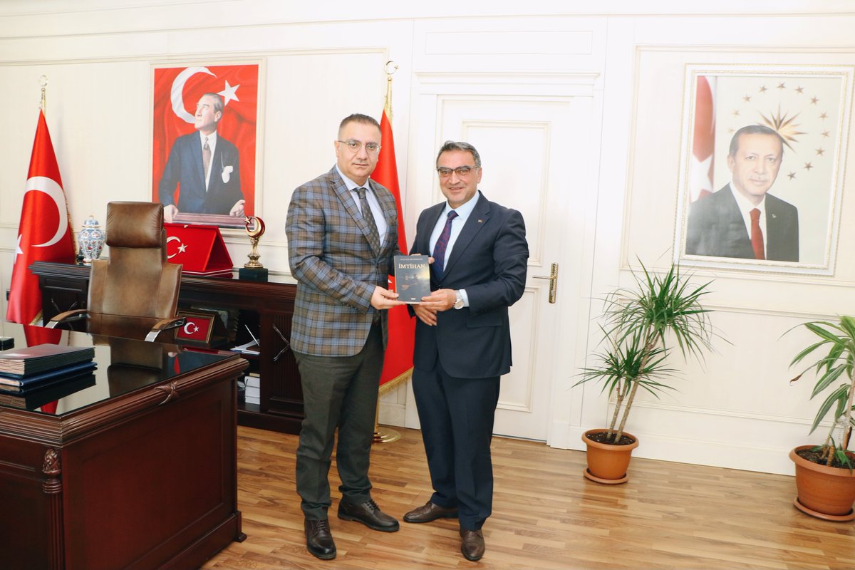 TC_sancaktepe's tweet image. 🔷️Sancaktepe İlçe Milli Eğitim Şube Müdürü Oluver Öztürkler, kendi kaleme aldığı “İmtihan” isimli kitabı, Kaymakamımız @naifyavuz&apos;a takdim etti.

📌Ziyarette, kitabın içeriği ve eğitsel değerleri hakkında değerlendirmelerde bulunuldu. Kaymakam Naif Yavuz, kıymetli hediyeleri…