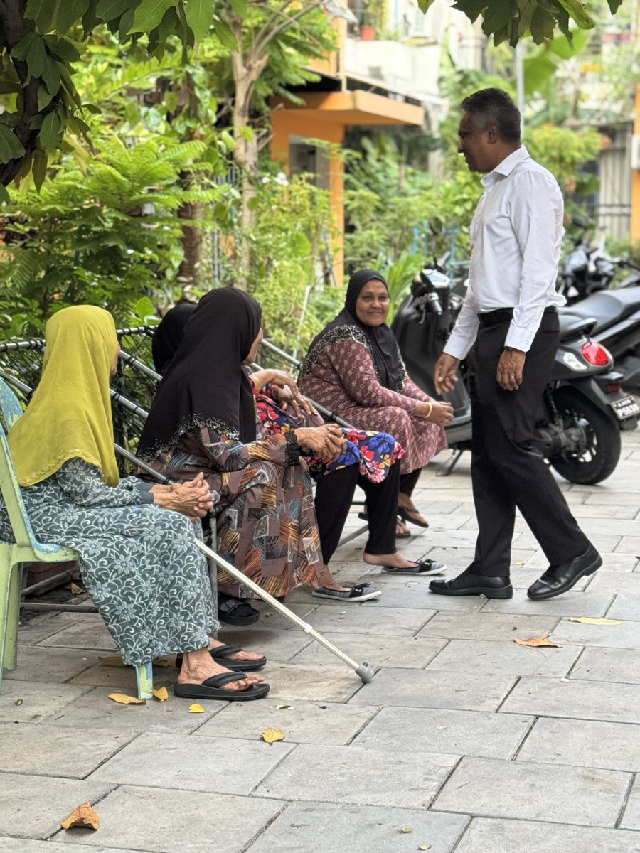 iAathu's tweet photo. އެމްޑީޕީގެ މޭޔަރ @adamazim ދޮރުން ދޮރަށް ، މާލެ ސިޓީ ރައްޔިތުންގެ ހާލު ބަލާލަން ހުޅުމާލެ ދެކުނުގެ ގޭގެޔަށް
#MDPADAMAZIM
#mayoradamazim https://t.co/IV2ivoFkVI