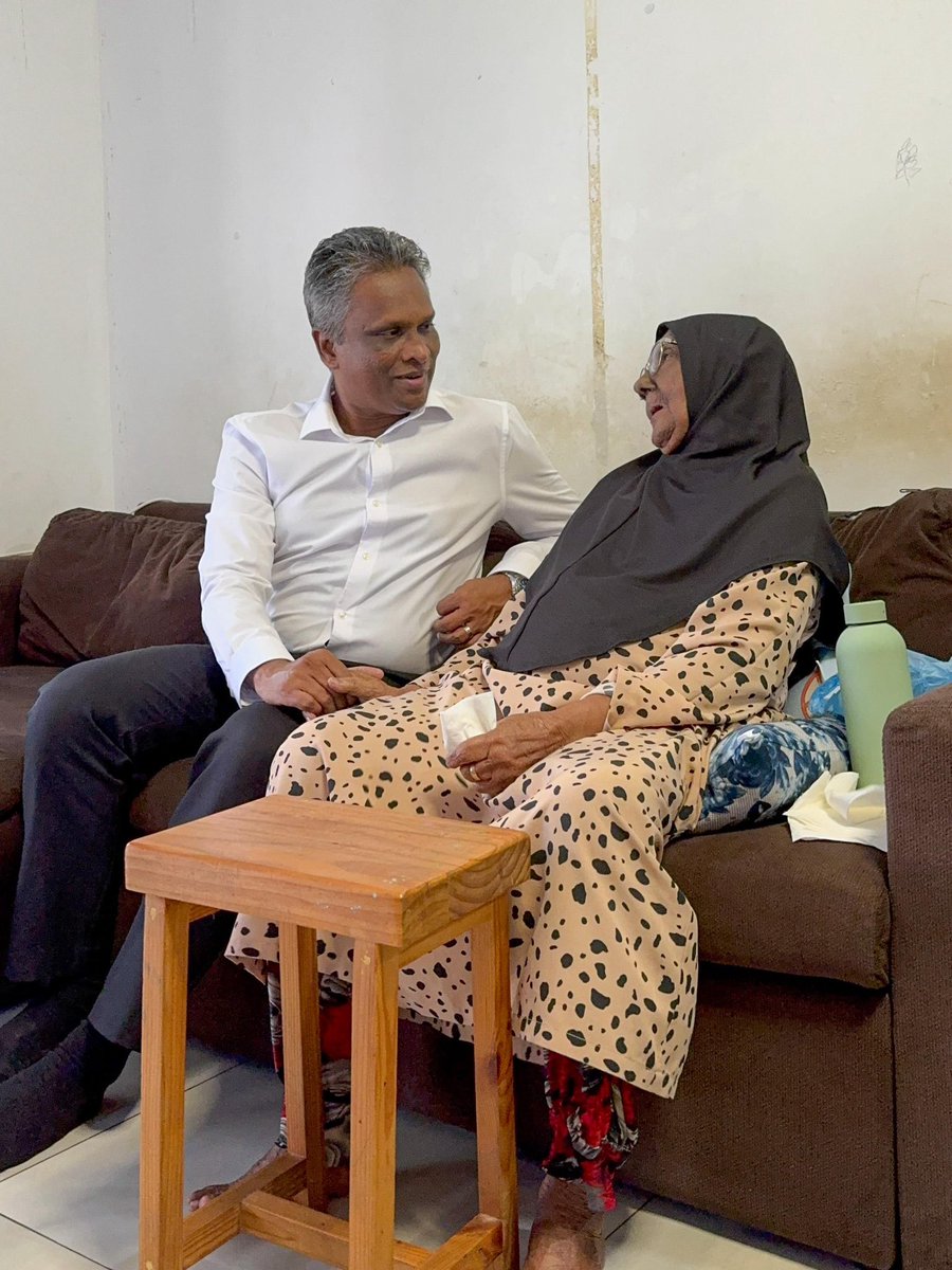 iAathu's tweet photo. އެމްޑީޕީގެ މޭޔަރ @adamazim ދޮރުން ދޮރަށް ، މާލެ ސިޓީ ރައްޔިތުންގެ ހާލު ބަލާލަން ހުޅުމާލެ ދެކުނުގެ ގޭގެޔަށް
#MDPADAMAZIM
#mayoradamazim https://t.co/IV2ivoFkVI
