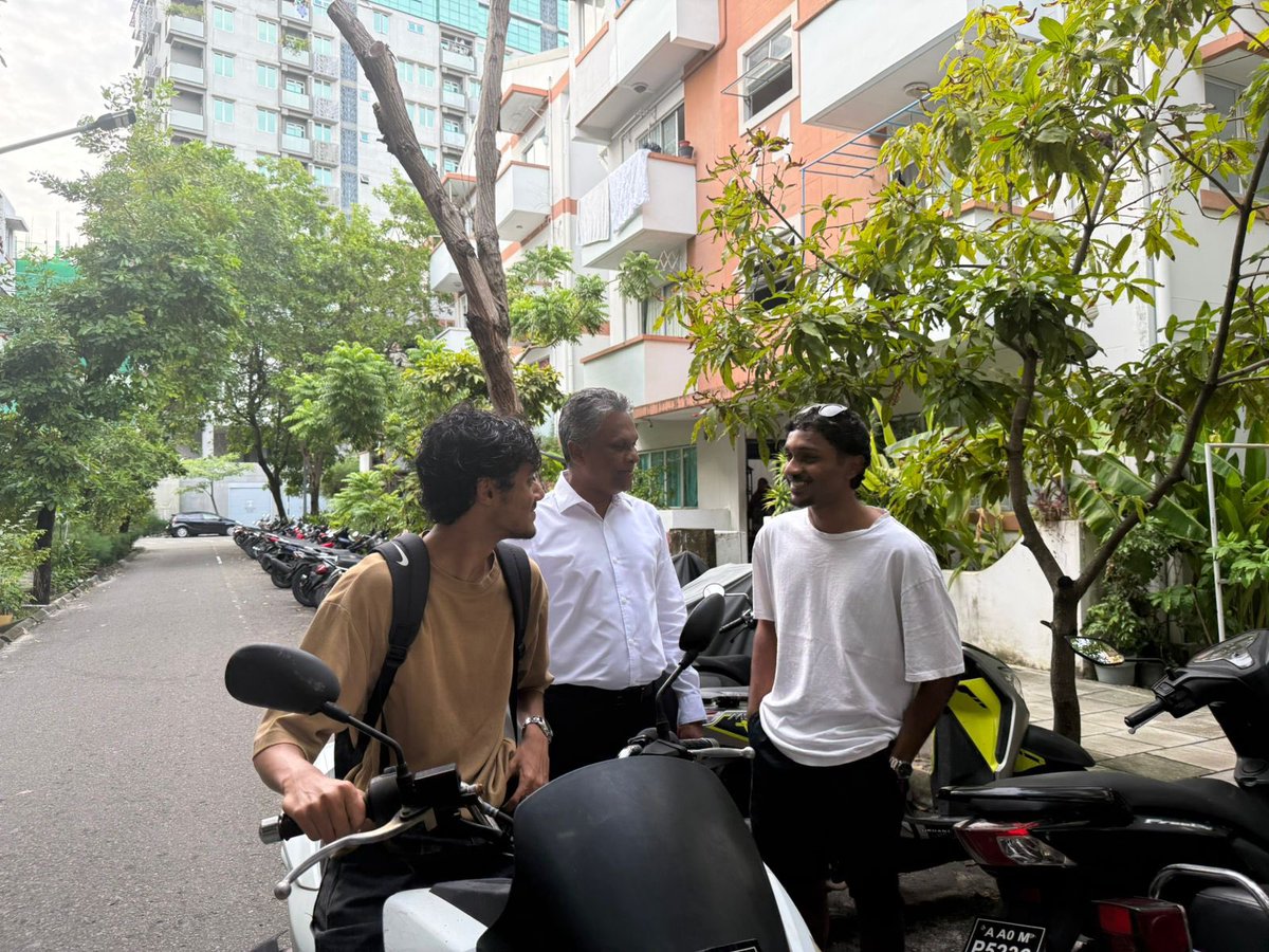 iAathu's tweet photo. އެމްޑީޕީގެ މޭޔަރ @adamazim ދޮރުން ދޮރަށް ، މާލެ ސިޓީ ރައްޔިތުންގެ ހާލު ބަލާލަން ހުޅުމާލެ ދެކުނުގެ ގޭގެޔަށް
#MDPADAMAZIM
#mayoradamazim https://t.co/IV2ivoFkVI