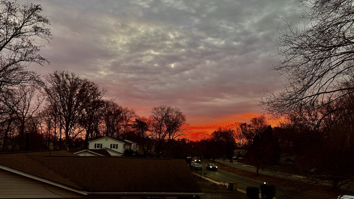 Sunrise #sunrise <a href="/ChuckBell4/">Chuck Bell</a> <a href="/melissamollet/">Melissa Mollet</a> <a href="/dougkammerer/">Doug Kammerer</a> <a href="/capitalweather/">Capital Weather Gang</a> <a href="/WashingtonianWx/">Washingtonian Weather Geeks</a> <a href="/dcchasers/">DC Chasers</a>