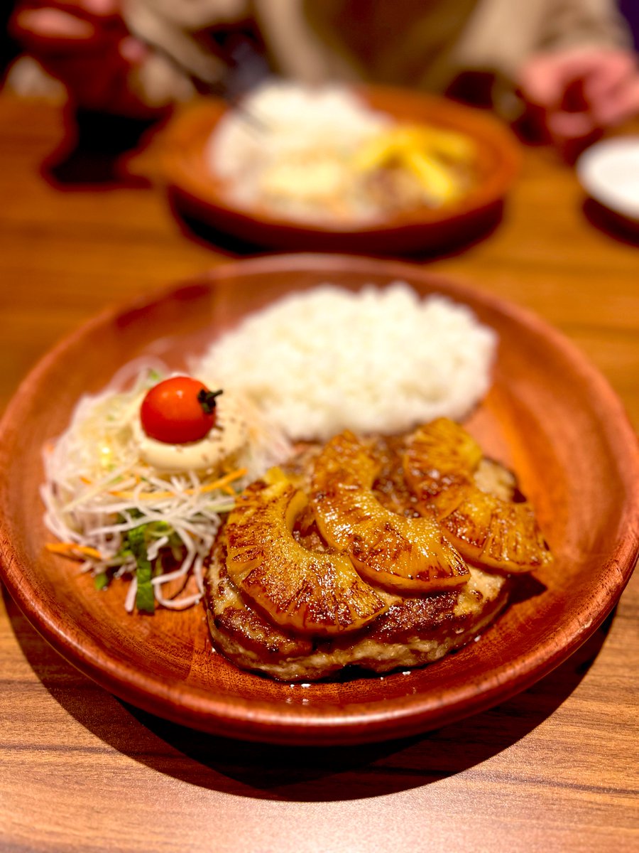 greendh's tweet photo. 生まれて初めて。。びっくりドンキーのポテサラパケットが売り切れなんて🥹滅多に行けないから違うメニュー冒険したくてもやっぱそれが食べたくて冒険出来ない病になってるのに。味噌汁の具より売り切れてるバーグの名を掲げてほしい！てことで初🍍バーグ🙏 https://t.co/6UE1RQWCcw