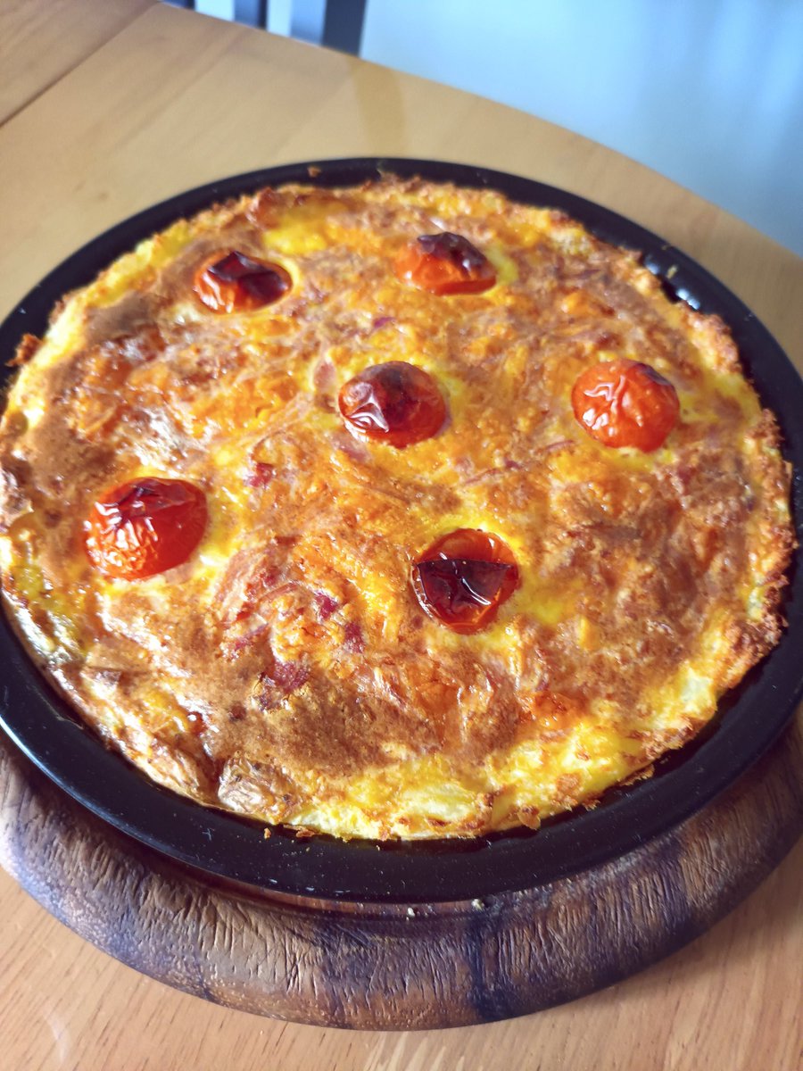 Lunch 🤔 ham, cheese and tomato potato based quiche 😊😊😊