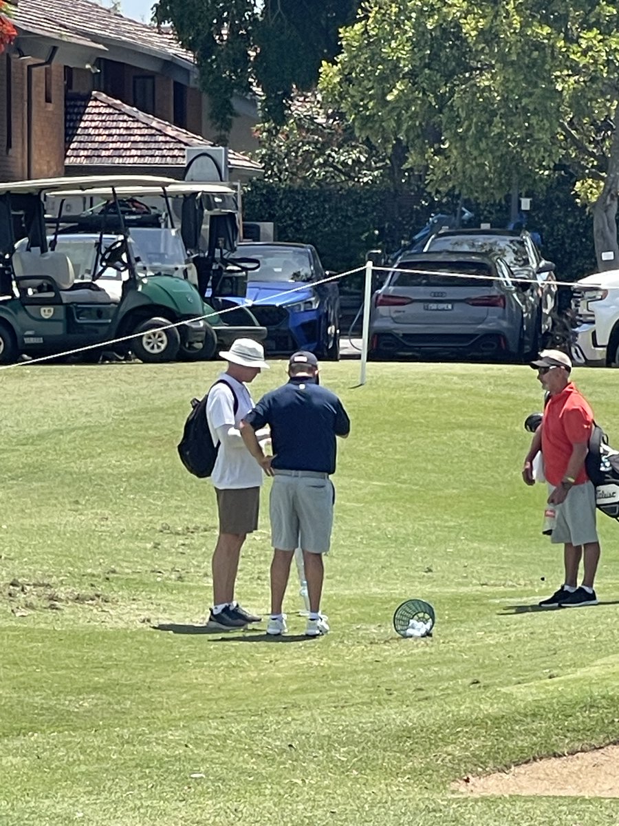 ryanmouquegolf's tweet image. After 3hrs of signing autographs in 100 deg heat, the Greggie FINALLY reached the last fan of the day

I watched it with my own eyes 😂