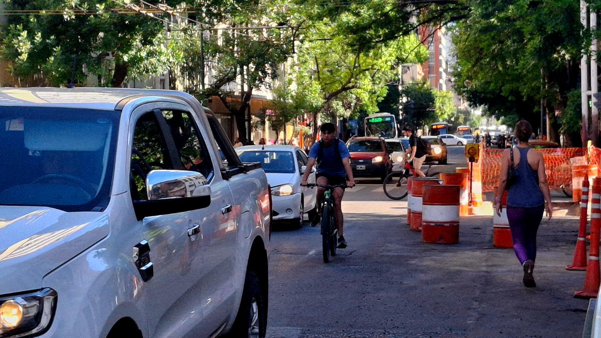 #AHORA #Transito corte en avenida Colón altura General Paz genera un caos para la circulación de colectivos y autos particulares. El centro estas imposible #Ahora se cortó calle Tucuman altura Santa Rosa con desvios de líneas de colectivos. Movil <a href="/radiomitrecba/">Radio Mitre Córdoba</a>.