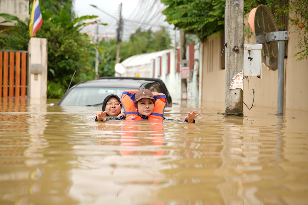 พรรคประชาชน โดย สส.ภคมน หนุนอนันต์ ลงพื้นที่ประสานงานช่วยเหลือประชาชนในอ.หาดใหญ่ จ.สงขลา #น้ำท่วม #น้ำท่วม68
